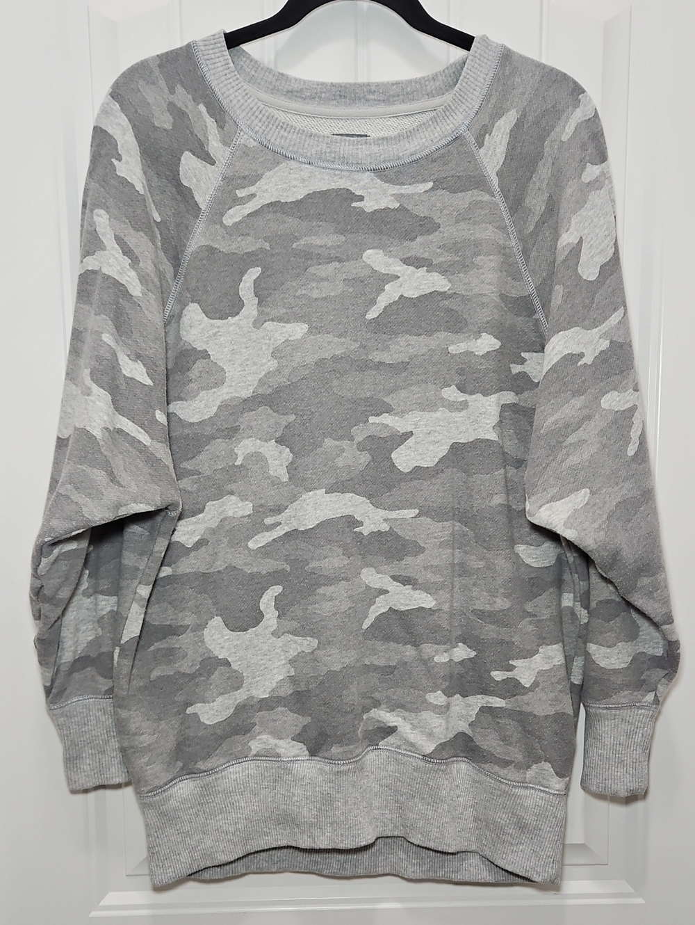 aerie Gray Camo Crewneck Sweatshirt Small Women's Relaxed Jegging Fit